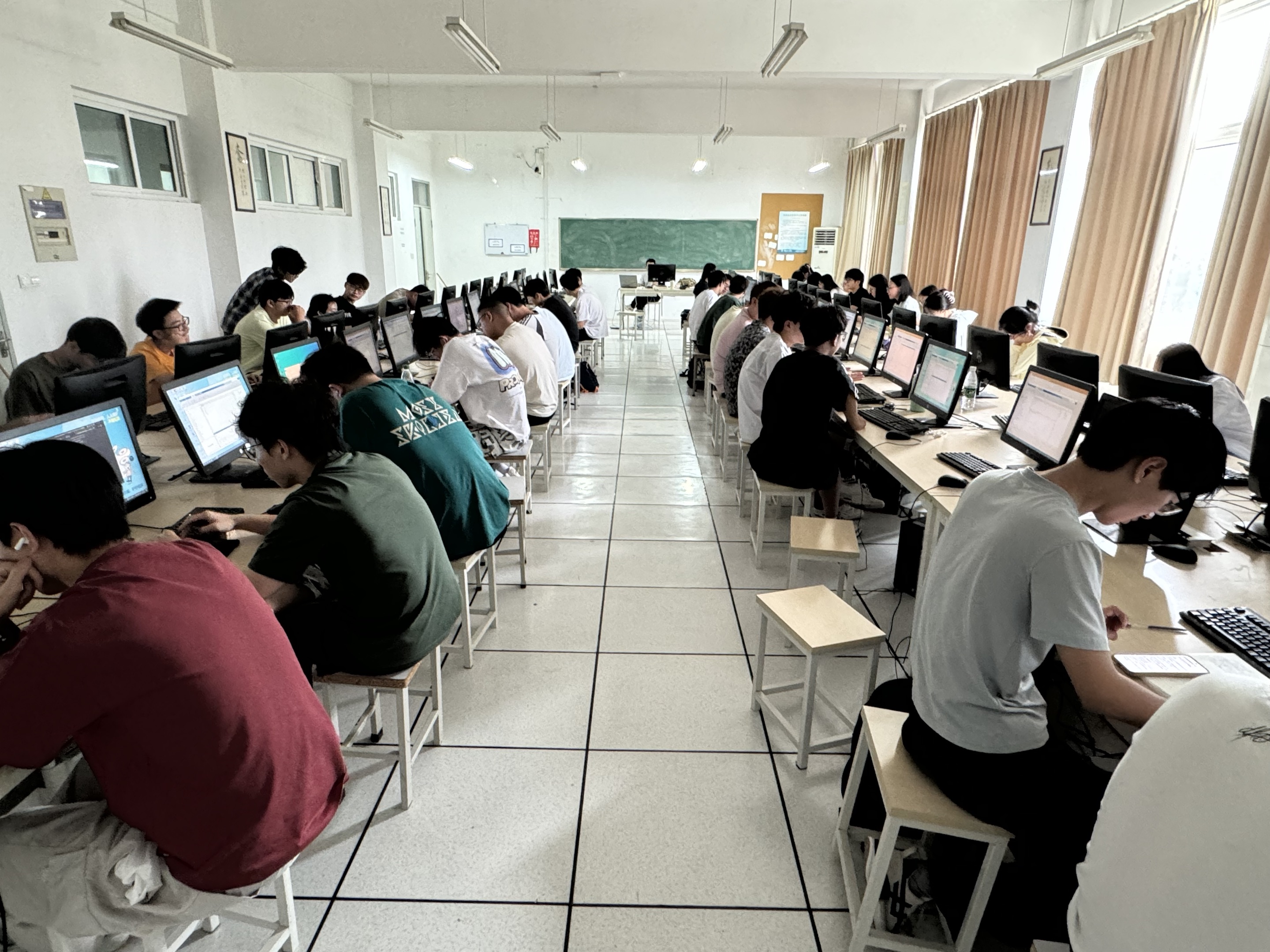 同学们在机房中使用电脑学习与交流