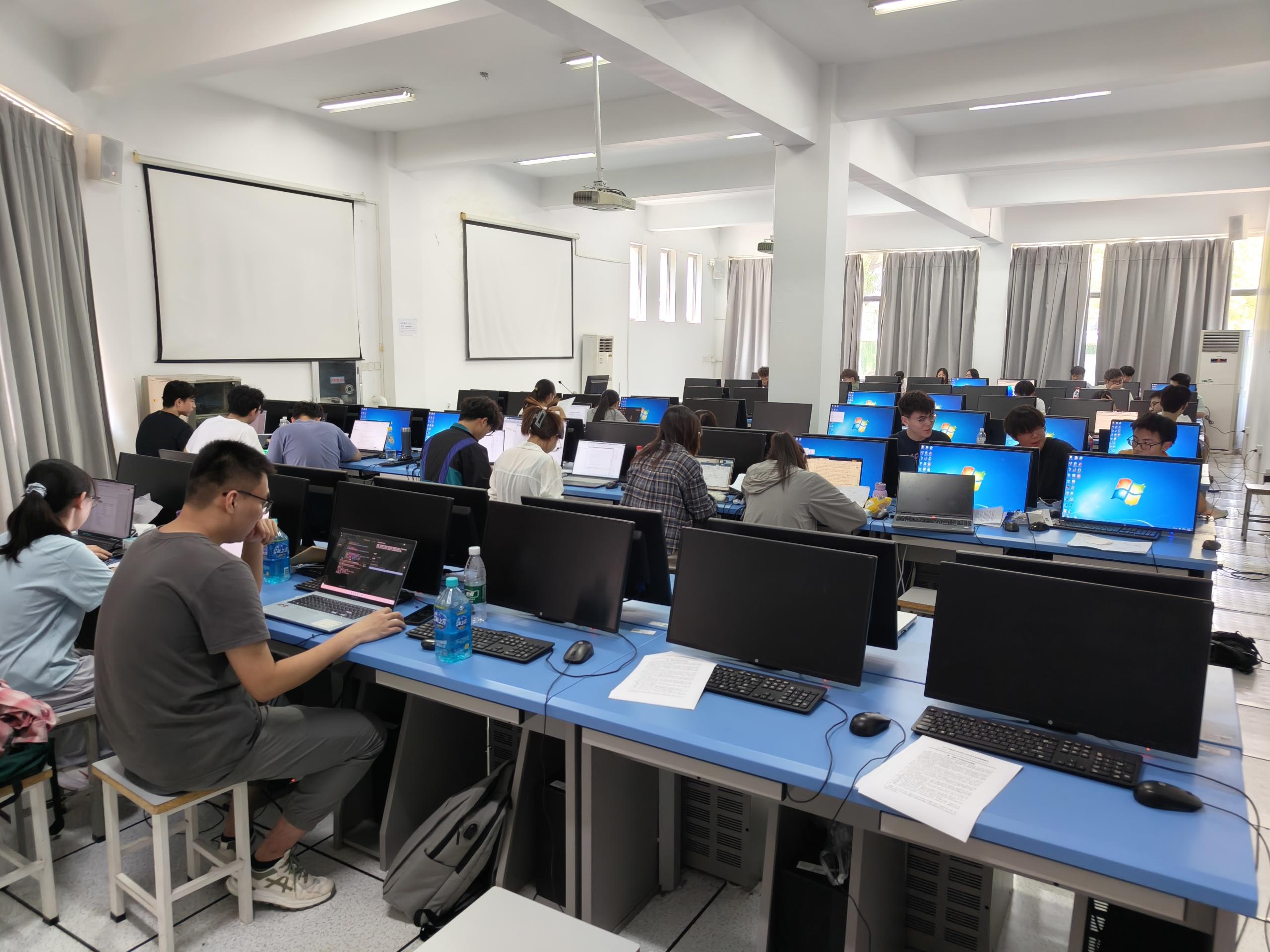 同学们在机房使用电脑进行建模实践